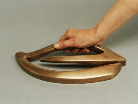 bronzen deurgreep met hand